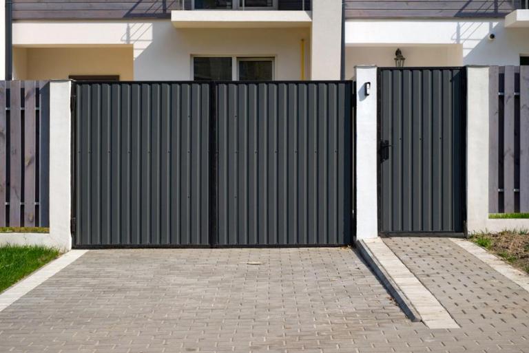 Bois, PVC ou aluminium, quel portail sur mesure choisir à Lille ?